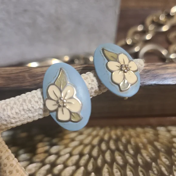 Vintage Cream/Blue Floral Clip On Earings - Picture 3 of 5